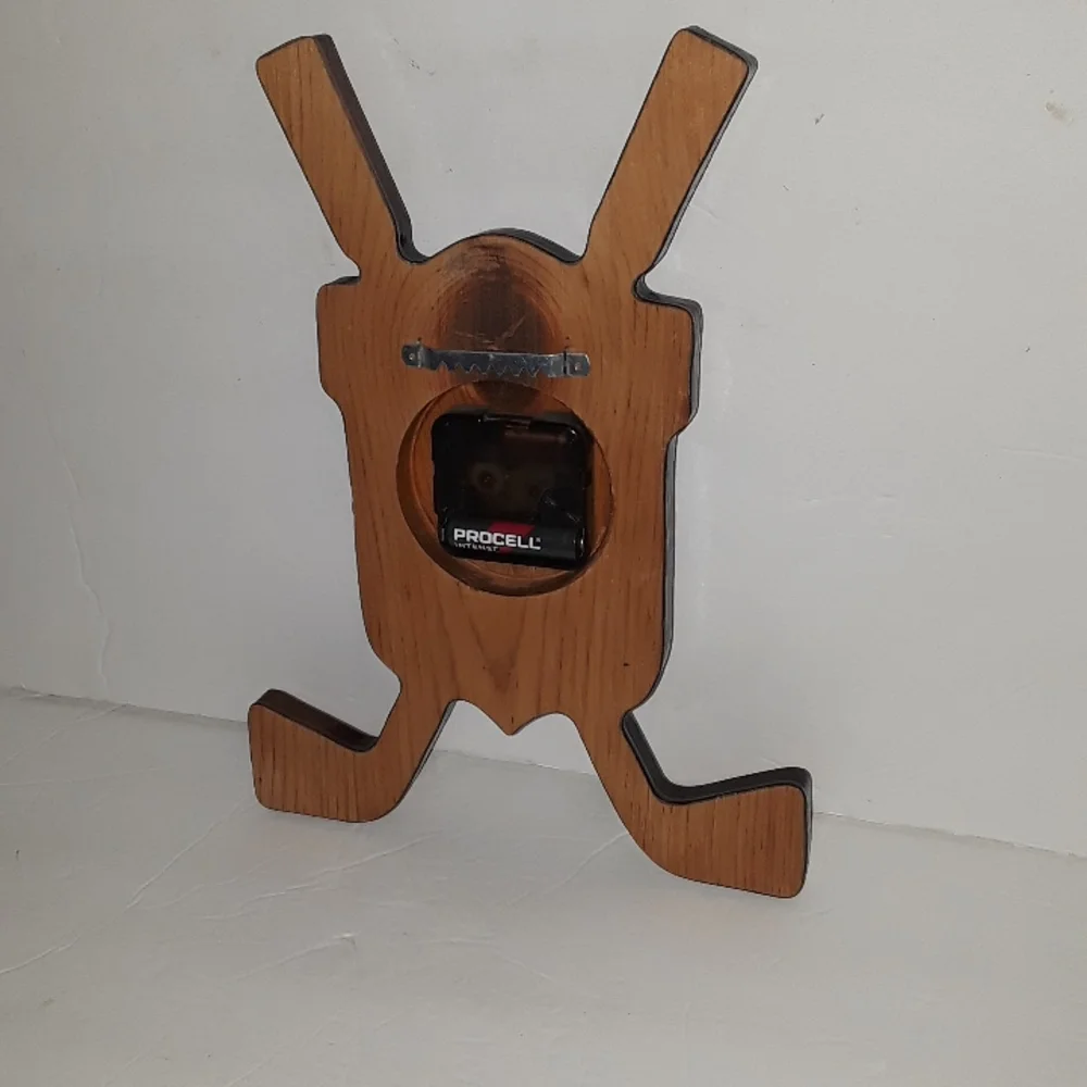 RARE VINTAGE WOOD CROSSED GOLF CLUB SHAPE QUARTZ CLOCK